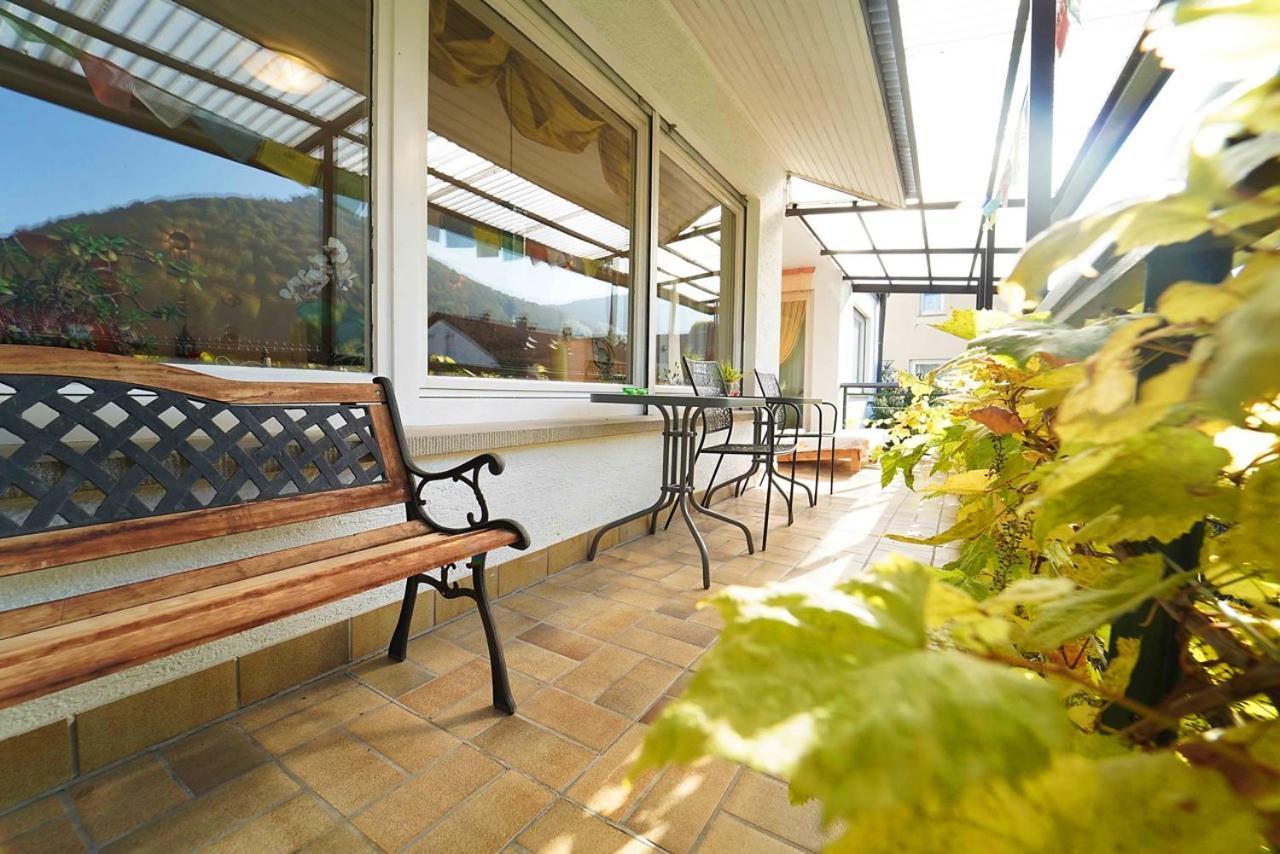 Ferienwohnung Im Haus Lotus Mit Grossem Balkon Und Garten Bad Urach Exterior foto